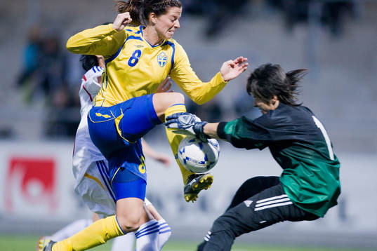 Lotta Schelin, Sverige utmanar Miraela Ganea, målvakt,