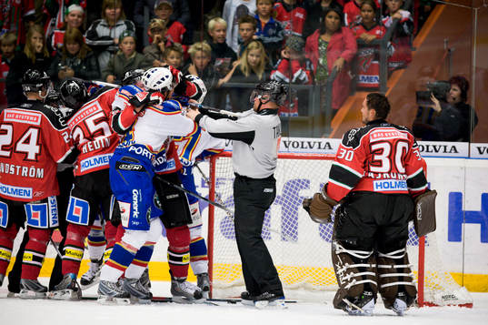 Slagsmål, bråk och Mikael Zajkovski, Målvakt Modo tittar