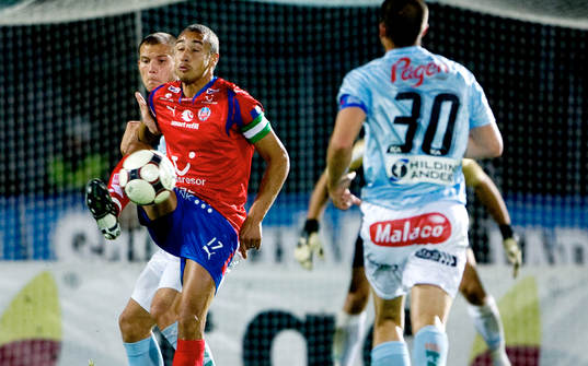 Henrik Larsson, Helsingborg, spelar fram till 2-1 målet