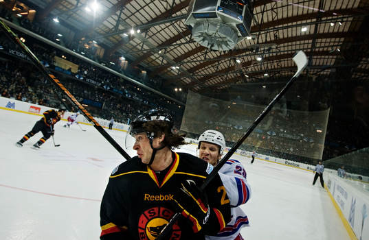 Fredrik Sjöström, New York Rangers, tacklar Beat Gerber,