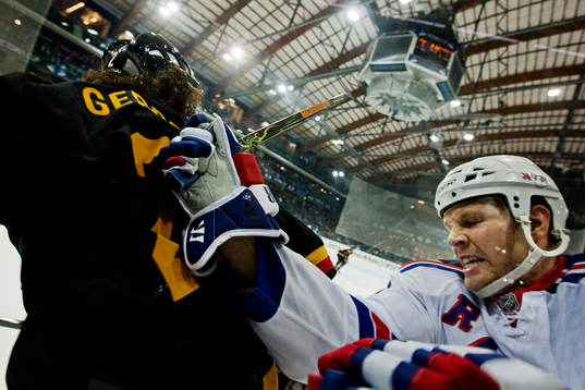 Fredrik Sjöström, New York Rangers, tacklar Beat Gerber,