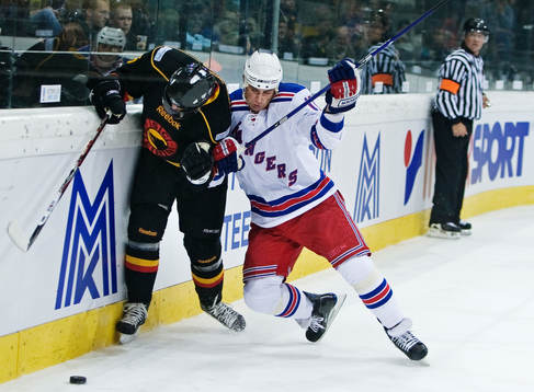 Brandon Dubinsky, New York Rangers, tacklar Marc Reichert,