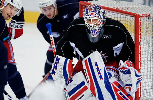 Henrik Lundqvist, målvakt, ser ut att ha roligt