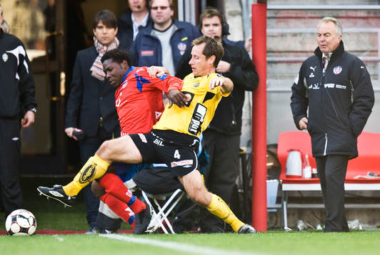 Adama Tamboura, Helsingborg och Johan Karlsson, Elfsborg, i