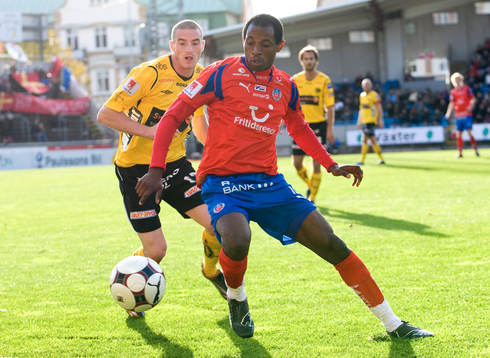René Makondele håller undan för James Keene