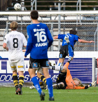1-0, Mikael Rosén får bollen över Tomi Maanoja