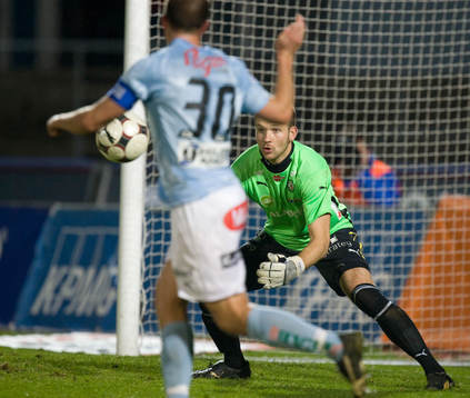 Daniel Andersson nära öka på målskörden, men John