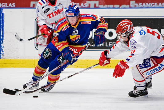 Robin Figren, Djurgården, tar sig runt Anton Lander, Timrå