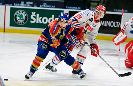 Robin Figren, Djurgården, utmanas av Kimmo Lotvonen, Timrå