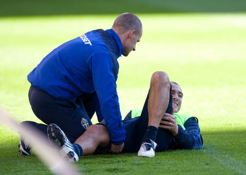 Henrik Larsson skadar sig illa på höger baksida av låret