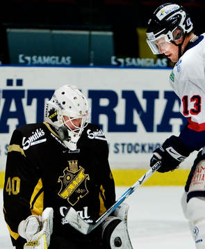 Johan Bülow, Bofors, är nära att få in pucken bakom