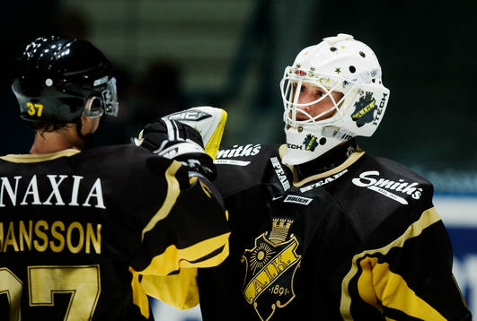 Christopher Heino-Lindberg, målvakt, AIK, gratuleras