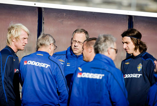 Lars Lagerbäck, förbundskapten pratar med Petter Hansson,
