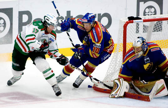 Här trycker Mathias Tjärnqvist, Rögle, in 3-2
