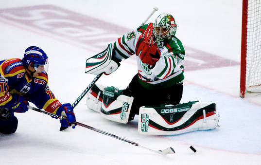 Niklas Anger, Djurgården, mot Jere Myllyniemi, målvakt,