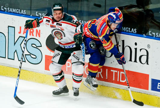 Ronnie Sundin, Frölunda, tacklar Nicklas Danielsson,
