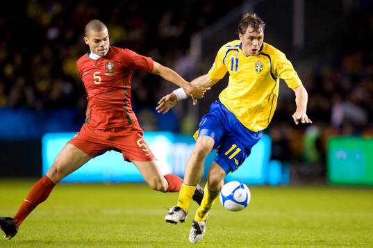 Johan Elmander vänder bort Pepe