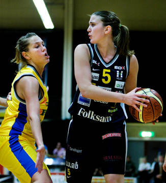 Erica Blomgren, Solna, gör en grimas åt Elin
