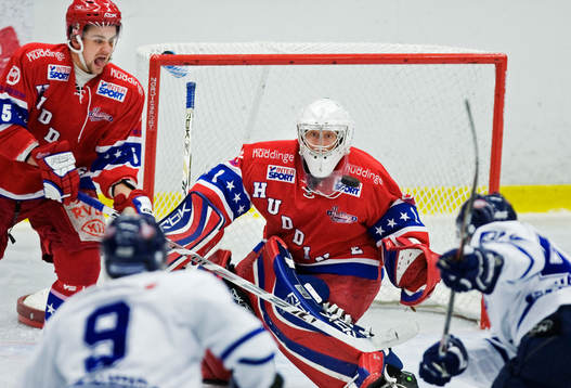 Tom Olsson, målvakt, Huddinge, har koll på pucken