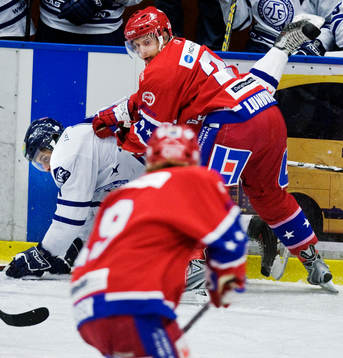 Jim Lundwall, Huddinge, trycker ner Pierre-Edouard