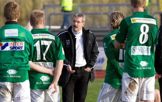 Tränare Olle Nordin håller räfst med sina spelare