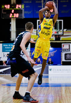 Jonte Flowers, Solna, skjuter mot korgen