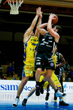 Peter Bogner, Solna, försöker stoppa Kenneth Grant,