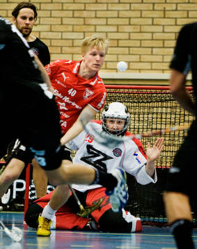 Johannes Skog, Falun, försöker få in bollen bakom Pascal