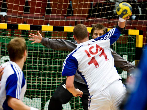 Espen Christensen, målvakt Ystad. Christoffer Erikson,