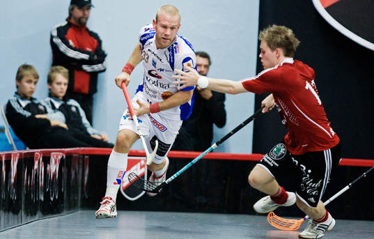Kimmo Eskelinen, Warberg, tar sig förbi Henrik Stenberg,