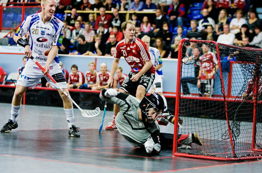 Mikael Karlsson, målvakt, Storvreta, släpper in ett skott
