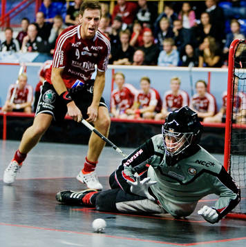 Mikael Karlsson, målvakt, Storvreta, räddar ett skott
