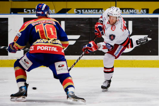Robert Carlsson, Södertälje, skjuter mot mål