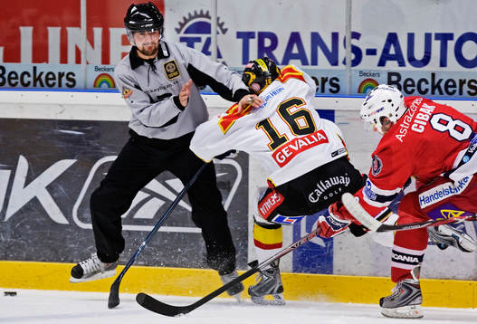 Conny Fredriksson, linjedomare, råkar komma i vägen för