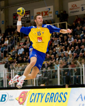 Jonas Larholm flyger in en boll