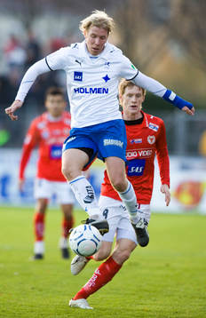 Viktor Rönneklev tar bollen framför Rasmus Elm
