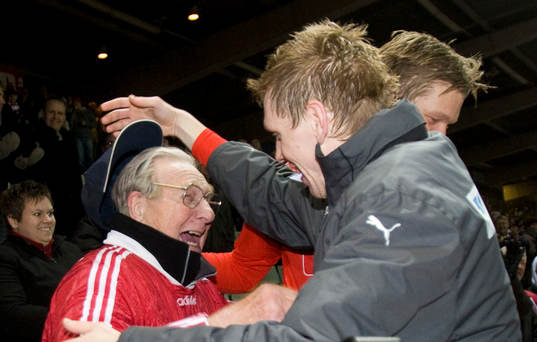 En supporter från Johansfors kramar bröderna Elm