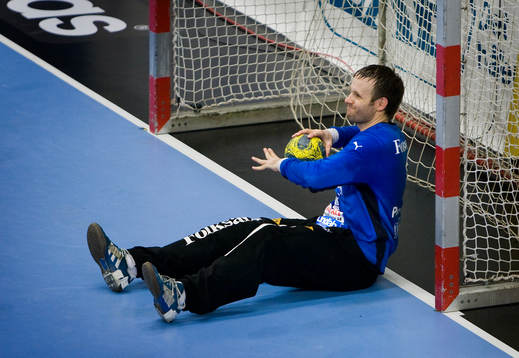 Michael Åström, målvakt, kastar ut bollen från mål