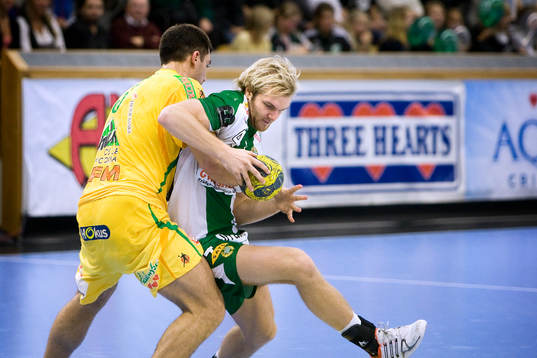 Patrik Johansson, Hammarby hålls fast av Renato Sulic,