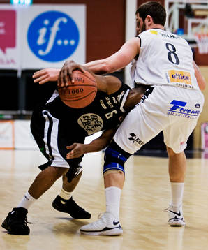 Rod Earls, 08 Stockholm, fastnar i Kenneth Grant,