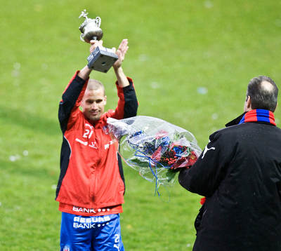 Christoffer Andersson, erhålller blommor och pokal