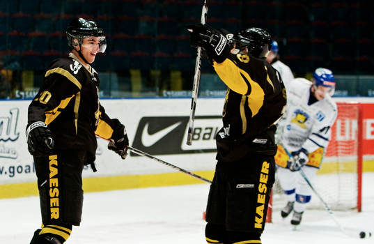 Daniel Bång, AIK, gratuleras till sitt 2-0-mål. Jubel