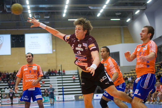 Matchens lirare Kim Ekdahl du Rietz laddar, ensam med tre