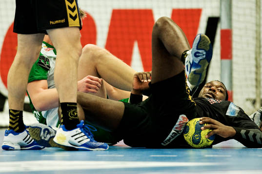 Zacharia N'Diaye, Chambery Savoie, ligger på golvet