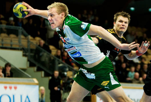 Fredric Pettersson, Hammarby, tar sig förbi Karel Nocar,