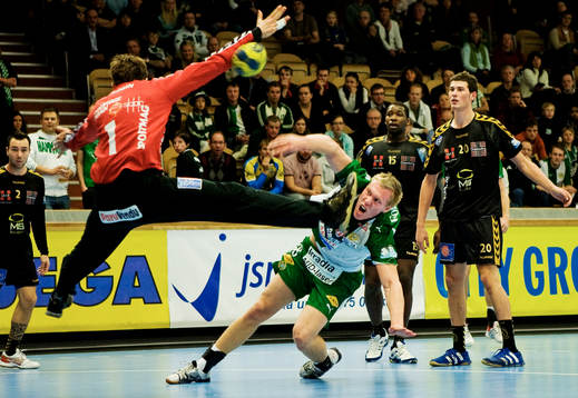 Fredric Pettersson, Hammarby, skjuter mot Mickaël Robin,