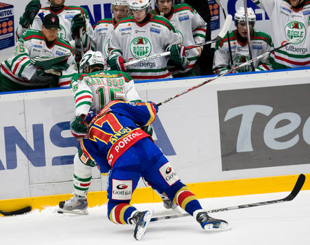 Niklas Anger trycker till Sebastian Karlsson