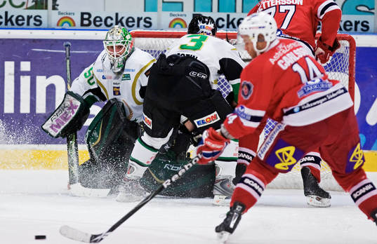 Robert Carlsson, Södertälje, laddar för skott mot Jonas