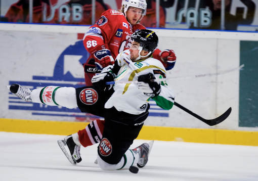 Dominik Granak, Färjestad, tappar balansen framför Linus