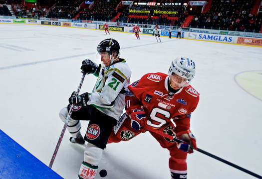 Jörgen Jönsson, Färjestad, tacklas av Stefan Gråhns,